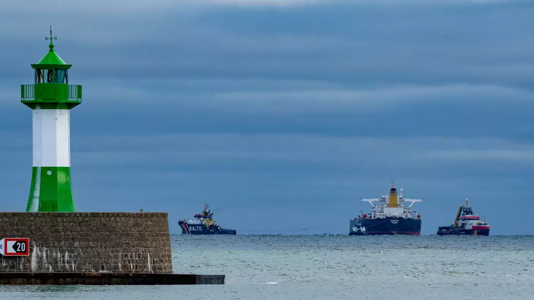 Das Schiff ist mit rund 99.000 Tonnen Öl beladen. - Bild: Stefan Sauer/dpa