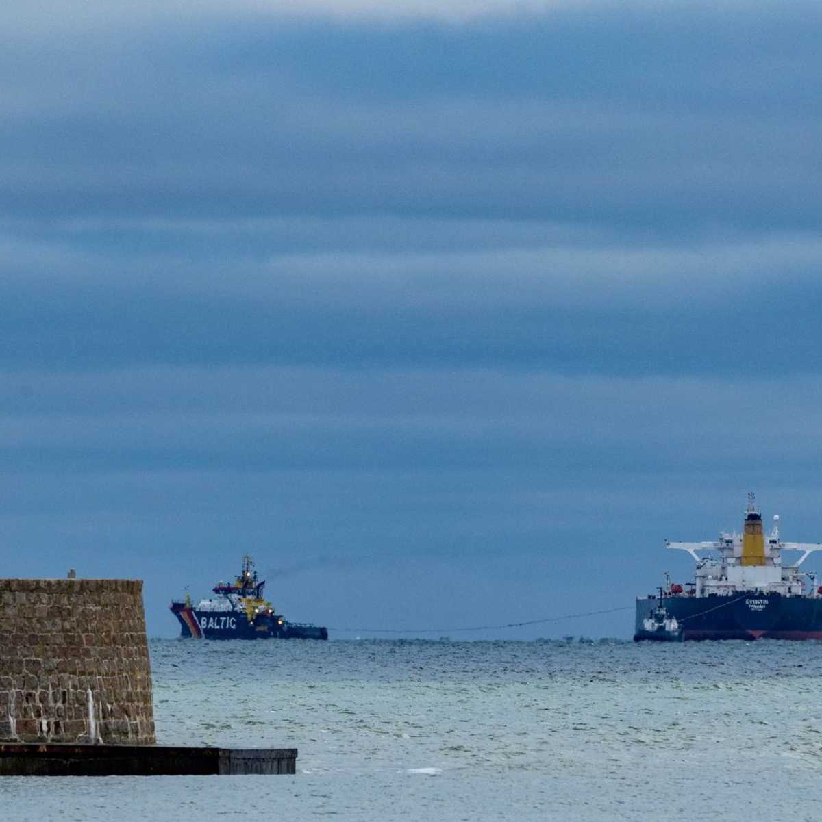 Das Schiff ist mit rund 99.000 Tonnen Öl beladen. - Foto: Stefan Sauer/dpa