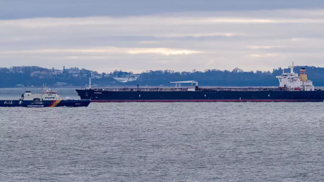 Bislang ist unklar, wann und wo der 274 Meter lange Tanker repariert werden soll.  - Bild: Stefan Sauer/dpa