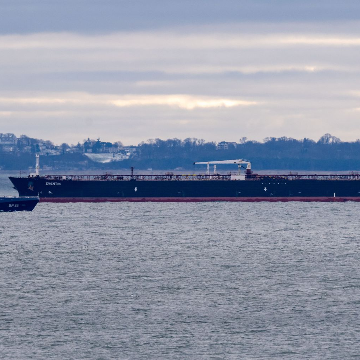 Das Schiff ist dicht, es besteht derzeit keine Gefahr für die Umwelt. - Foto: Stefan Sauer/dpa