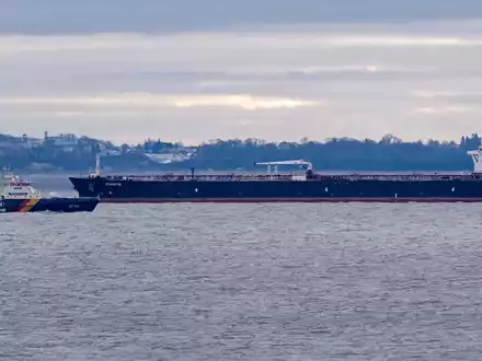 Bislang ist unklar, wann und wo der 274 Meter lange Tanker repariert werden soll. - Foto: Stefan Sauer/dpa