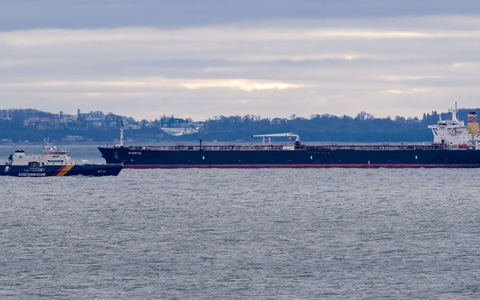 Bislang ist unklar, wann und wo der 274 Meter lange Tanker repariert werden soll. - Foto: Stefan Sauer/dpa Bislang ist unklar, wann und wo der 274 Meter lange Tanker repariert werden soll. - Foto: Stefan Sauer/dpa