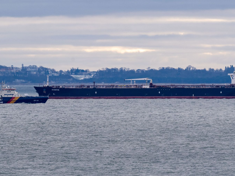 Die 24 Besatzungsmitglieder des Tankers „Eventin“ werden nach Angaben des Wasserstraßen- und Schifffahrtsamts Ostsee versorgt. - Foto: Stefan Sauer/dpa