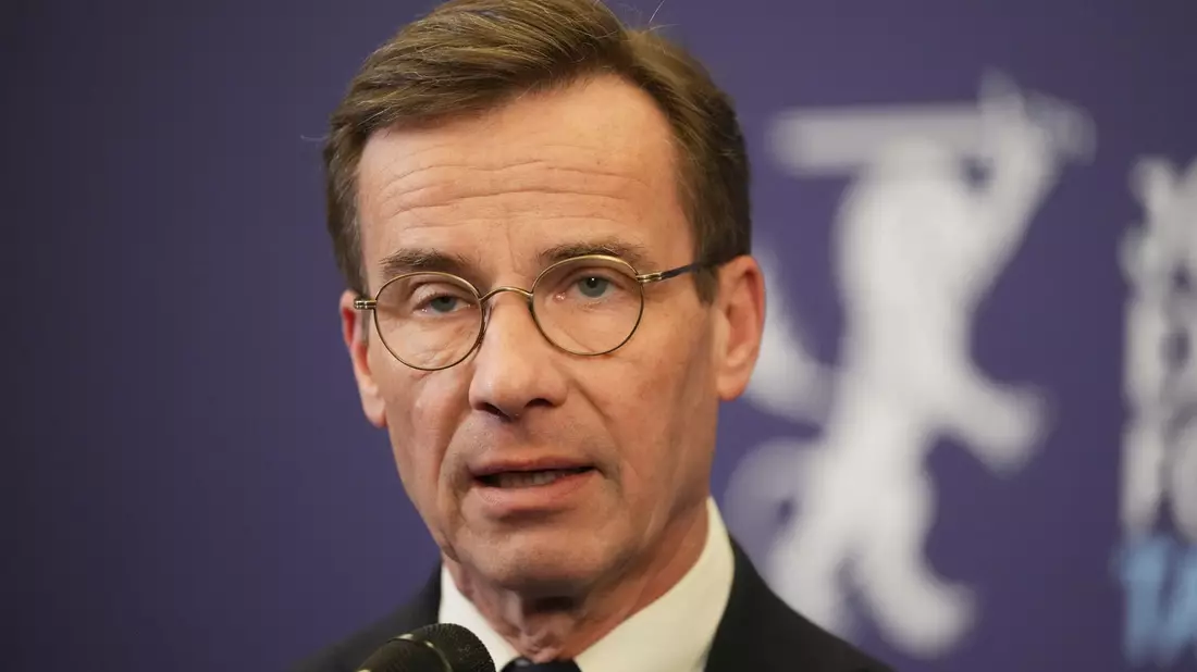 Schwedens Regierungschef Ulf Kristersson wandte sich mit einer im Fernsehen übertragenen Ansprache an seine Landsleute. (Archivfoto) - Bild: Sergei Grits/AP/dpa