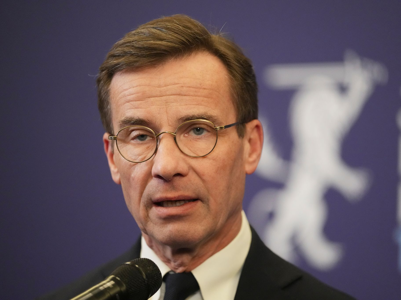 Schwedens Regierungschef Ulf Kristersson wandte sich mit einer im Fernsehen übertragenen Ansprache an seine Landsleute. (Archivfoto) - Foto: Sergei Grits/AP/dpa