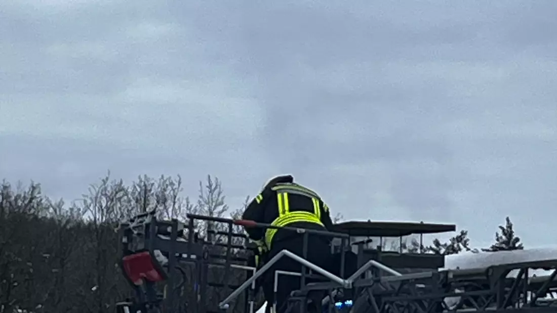 FW Ense: Kaminbrand in Lüttringen / Drehleiter wird zur Unterstützung angefordert - Bild: presseportal.de