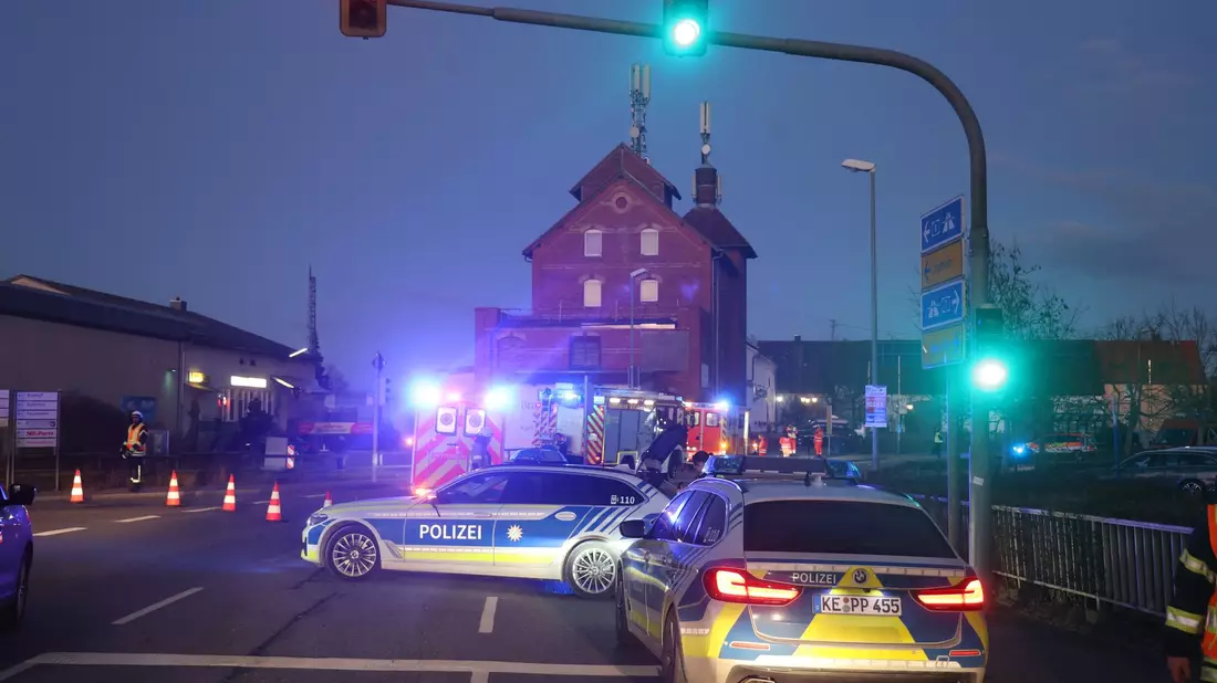  In Nersingen erfasst ein Auto drei Menschen. Ein Notarzt wird mit dem Hubschrauber zum Einsatzort gebracht. - Bild: Ralf Zwiebler/dpa