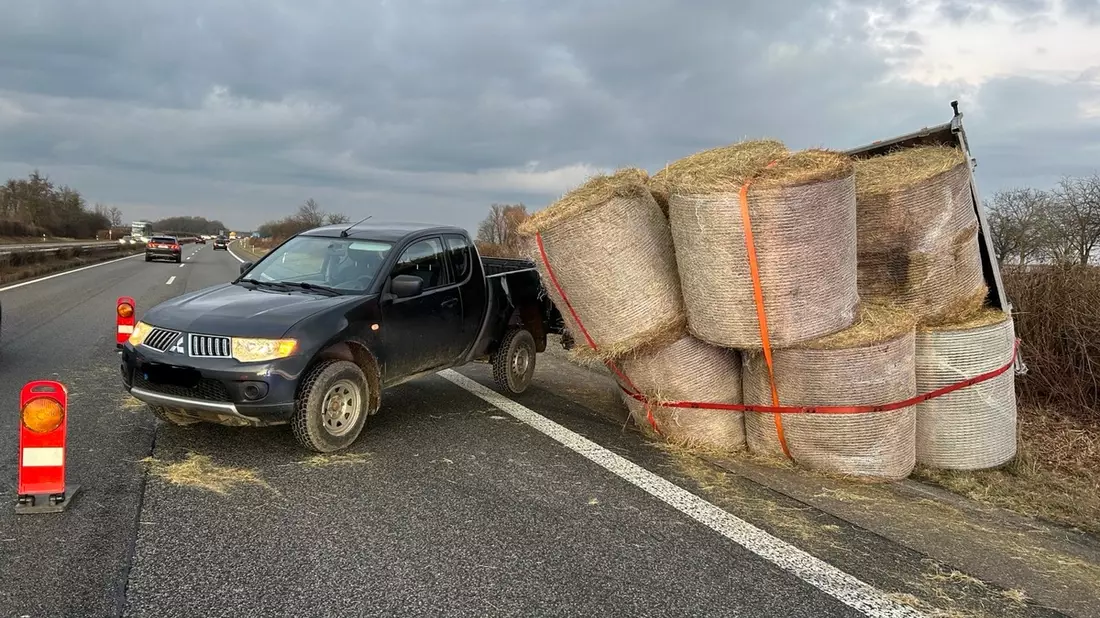 POL-PDLD: Heuballen auf Abwegen nach Verkehrsunfall - Bild: presseportal.de
