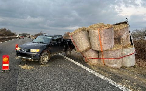 POL-PDLD: Heuballen auf Abwegen nach Verkehrsunfall - Foto: presseportal.de