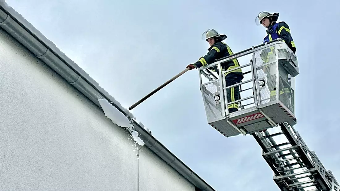 FFW Schwalmtal: Gefahrenabwehr durch Feuerwehr: Löschzug Waldniel entfernt gefährliche Schnee- und Eismassen - Bild: presseportal.de