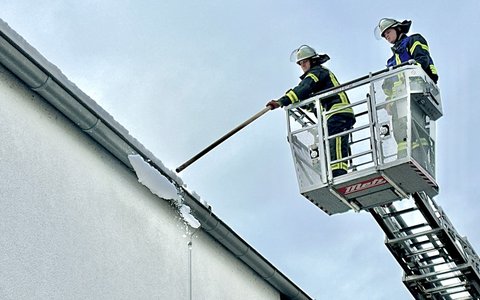 FFW Schwalmtal: Gefahrenabwehr durch Feuerwehr: Löschzug Waldniel entfernt gefährliche Schnee- und Eismassen - Foto: presseportal.de