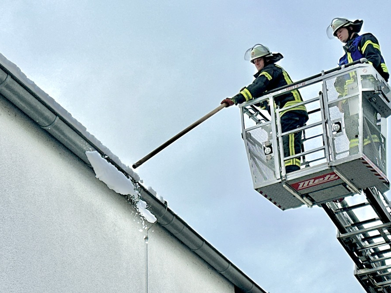 FFW Schwalmtal: Gefahrenabwehr durch Feuerwehr: Löschzug Waldniel entfernt gefährliche Schnee- und Eismassen - Foto: presseportal.de