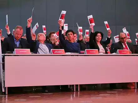 Parteivorstand bei Abstimmung auf BSW-Parteitag am 12.01.2025 - Foto: über dts Nachrichtenagentur