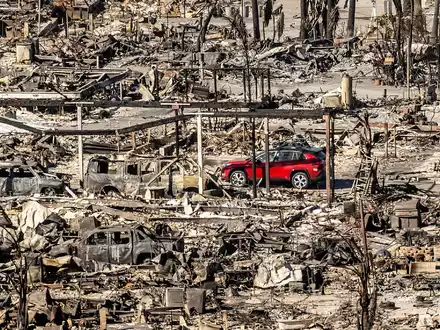 Zerstörung wie im Krieg: eine ehemalige Wohnsiedlung in Los Angeles. (Archivbild) - Foto: Noah Berger/AP/dpa