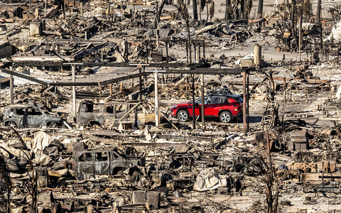 Die Aufbauarbeiten nach den Flächenbränden im Januar werden lange dauern. (Archivbild)  - Foto: Noah Berger/AP/dpa