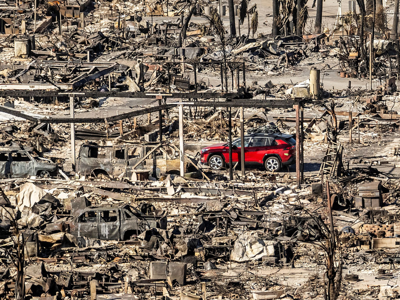 Mehr als 2.000 Einsatzkräfte kämpfen gegen das «Gifford Fire» in einem Waldgebiet nahe Santa Barbara. - Foto: Noah Berger/AP/dpa