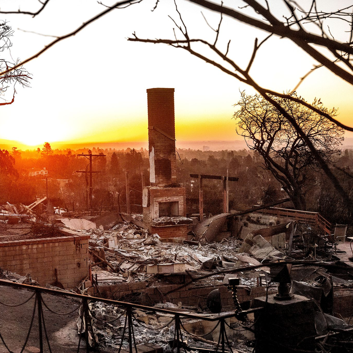 Das Feuer zerstörte ganze Straßenzüge. - Foto: Noah Berger/FR34727 AP/AP/dpa