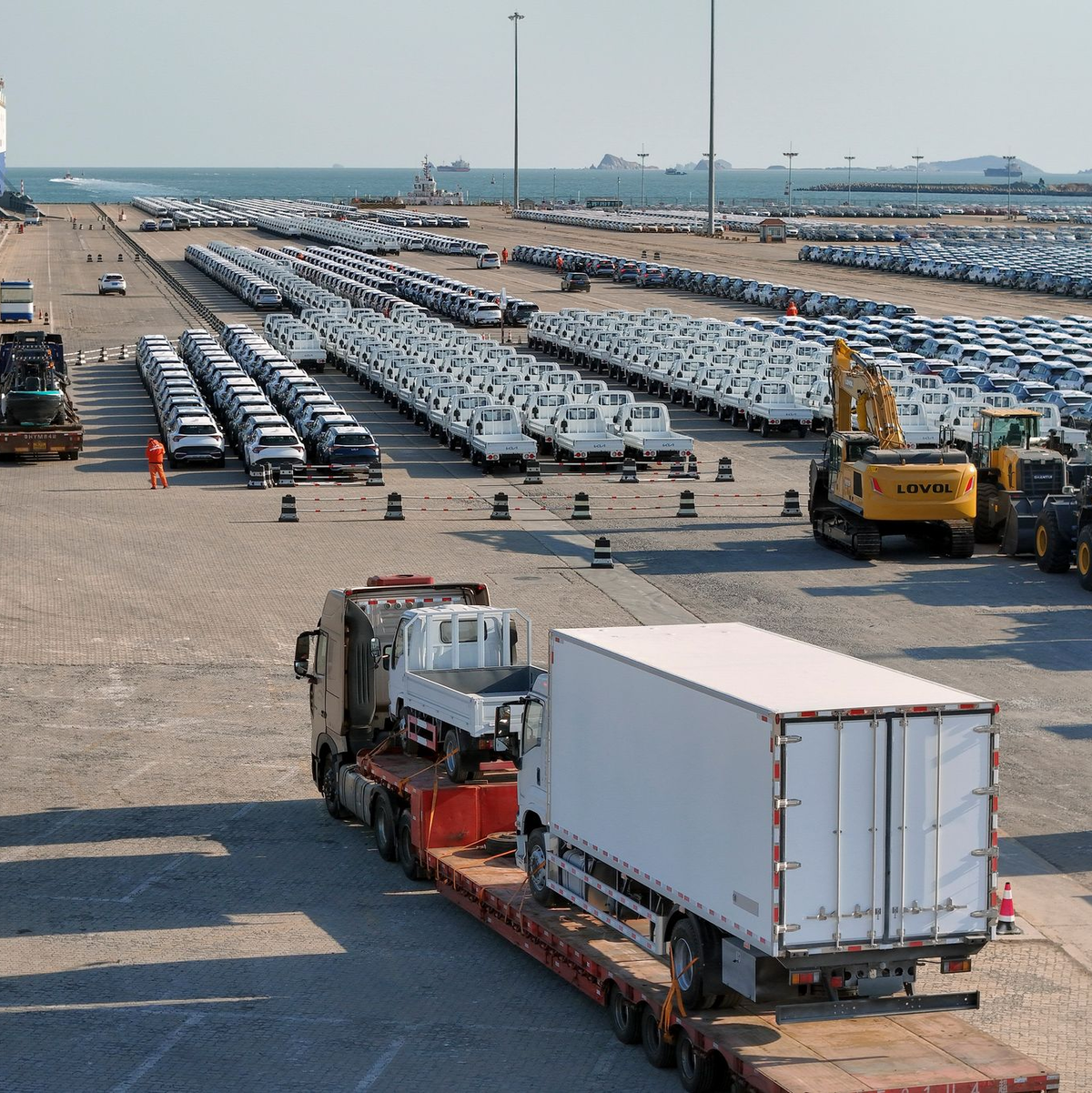 Im Handelsstreit führten die USA und die EU mitunter sehr hohe Zölle auf E-Autos aus China ein. (Symbolbild)   - Foto: -/Chinatopix via AP/dpa