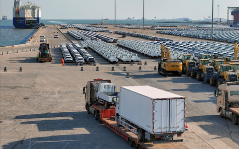 Im Handelsstreit führten die USA und die EU mitunter sehr hohe Zölle auf E-Autos aus China ein. (Symbolbild)   - Foto: -/Chinatopix via AP/dpa