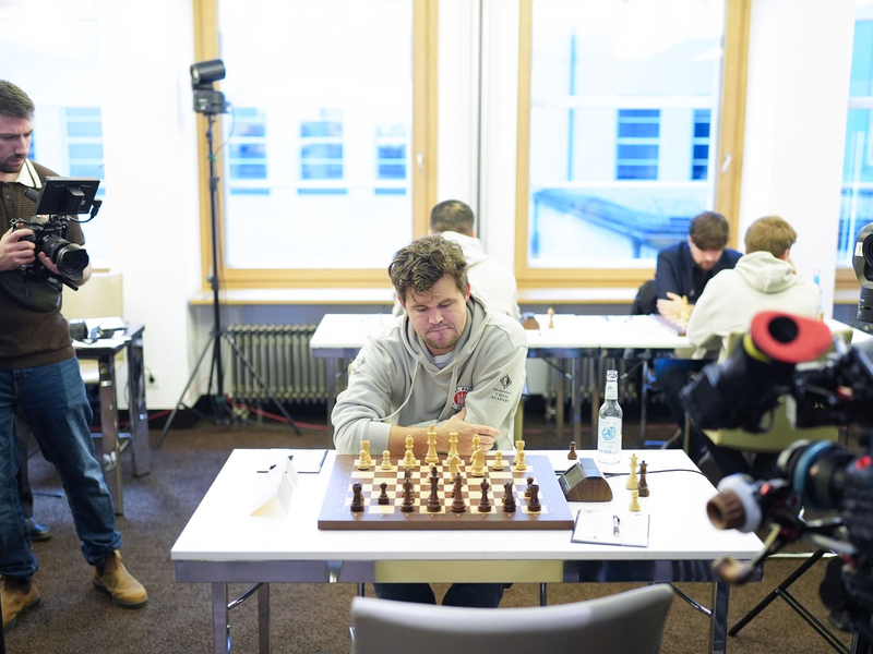 Magnus Carlsen saß am Wochenende zweimal für den FC St. Pauli am Brett. - Foto: Marcus Brandt/dpa