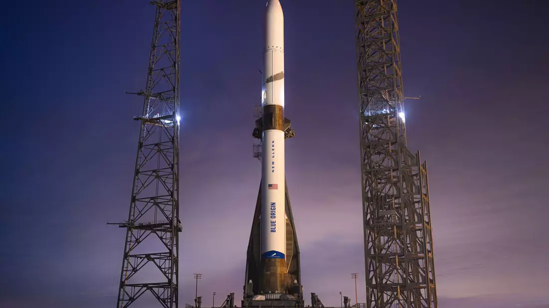 Die Rakete «New Glenn» ist rund 100 Meter hoch. Sie ist nach John Glenn benannt, dem ersten US-amerikanischen Astronauten in einer Erdumlaufbahn. - Bild: -/Blue Origin/dpa