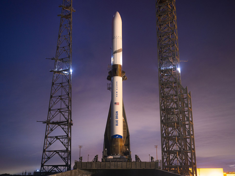 Die Rakete «New Glenn» ist rund 100 Meter hoch. Sie ist nach John Glenn benannt, dem ersten US-amerikanischen Astronauten in einer Erdumlaufbahn. - Foto: -/Blue Origin/dpa