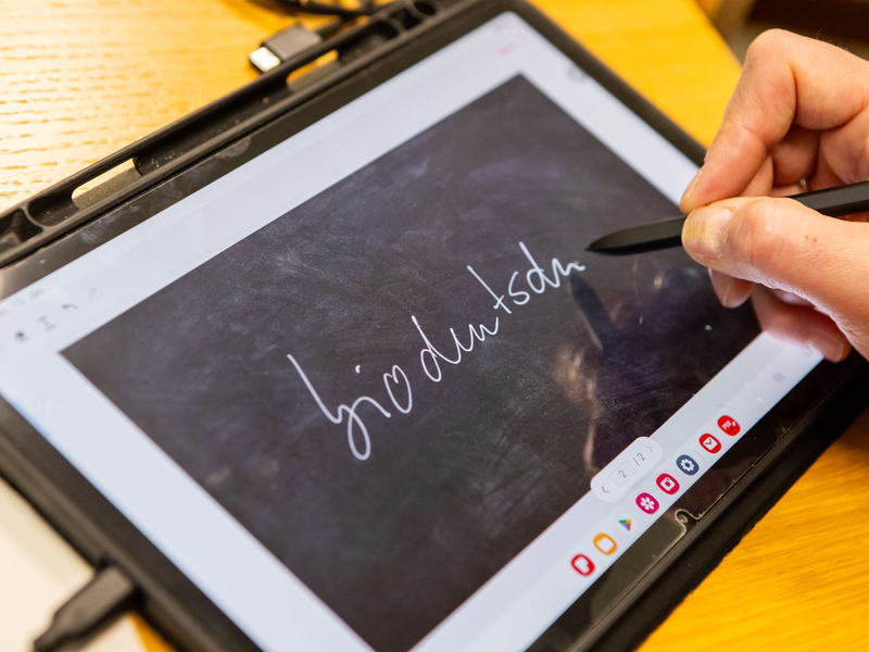 Constanze Spieß, Sprecherin der Unwort-Jury, verkündet die Entscheidung. - Foto: Christian Lademann/dpa