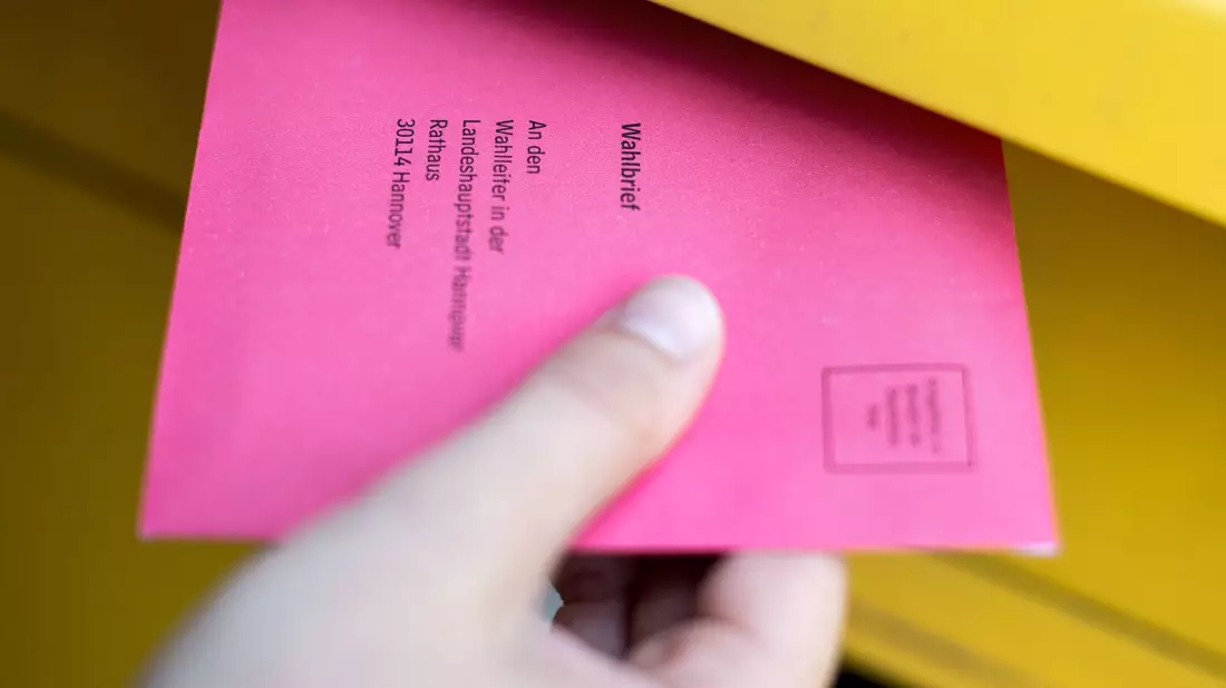 Der Wahlbrief mit dem ausgefüllten Stimmzettel muss spätestens am Wahlsonntag um 18.00 Uhr am Ziel sein (Archiv-Foto). - Bild: Hauke-Christian Dittrich/dpa/dpa-tmn