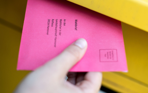Der Wahlbrief mit dem ausgefüllten Stimmzettel muss spätestens am Wahlsonntag um 18.00 Uhr am Ziel sein (Archiv-Foto). - Foto: Hauke-Christian Dittrich/dpa/dpa-tmn