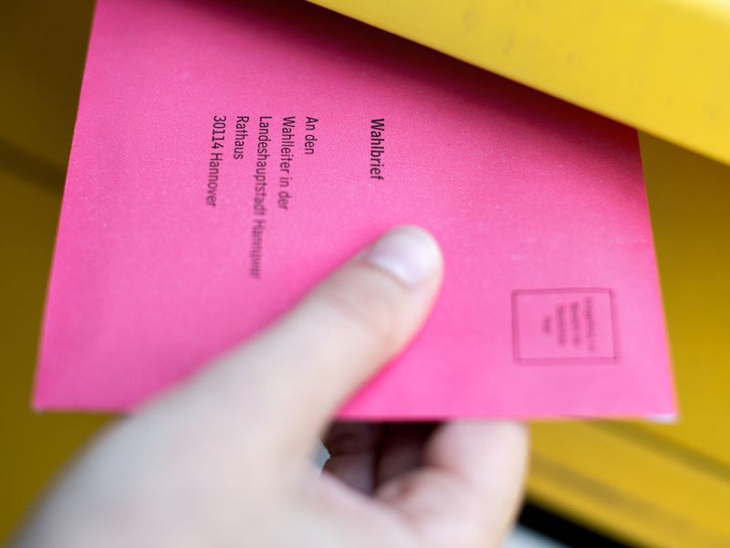 Der Wahlbrief mit dem ausgefüllten Stimmzettel muss spätestens am Wahlsonntag um 18.00 Uhr am Ziel sein (Archiv-Foto). - Foto: Hauke-Christian Dittrich/dpa/dpa-tmn