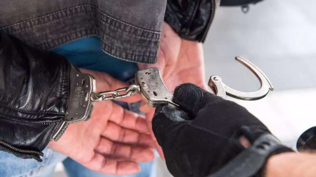 BPOL NRW: Kommissar Zufall und ein wenig Glück - umgeleiteter Flug führt zur Verhaftung. Aufgrund einer Ausweichlandung am Flughafen Köln/Bonn ging ein 24-Jähriger der Bundespolizei ins Netz. - Bild: presseportal.de