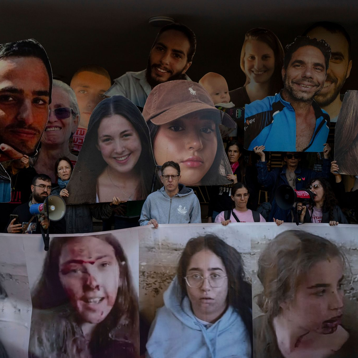 Die Angehörigen der in Gaza festgehaltenen Geiseln haben Hoffnung auf einen Durchbruch, bleiben aber vorsichtig.    - Foto: Ohad Zwigenberg/AP/dpa
