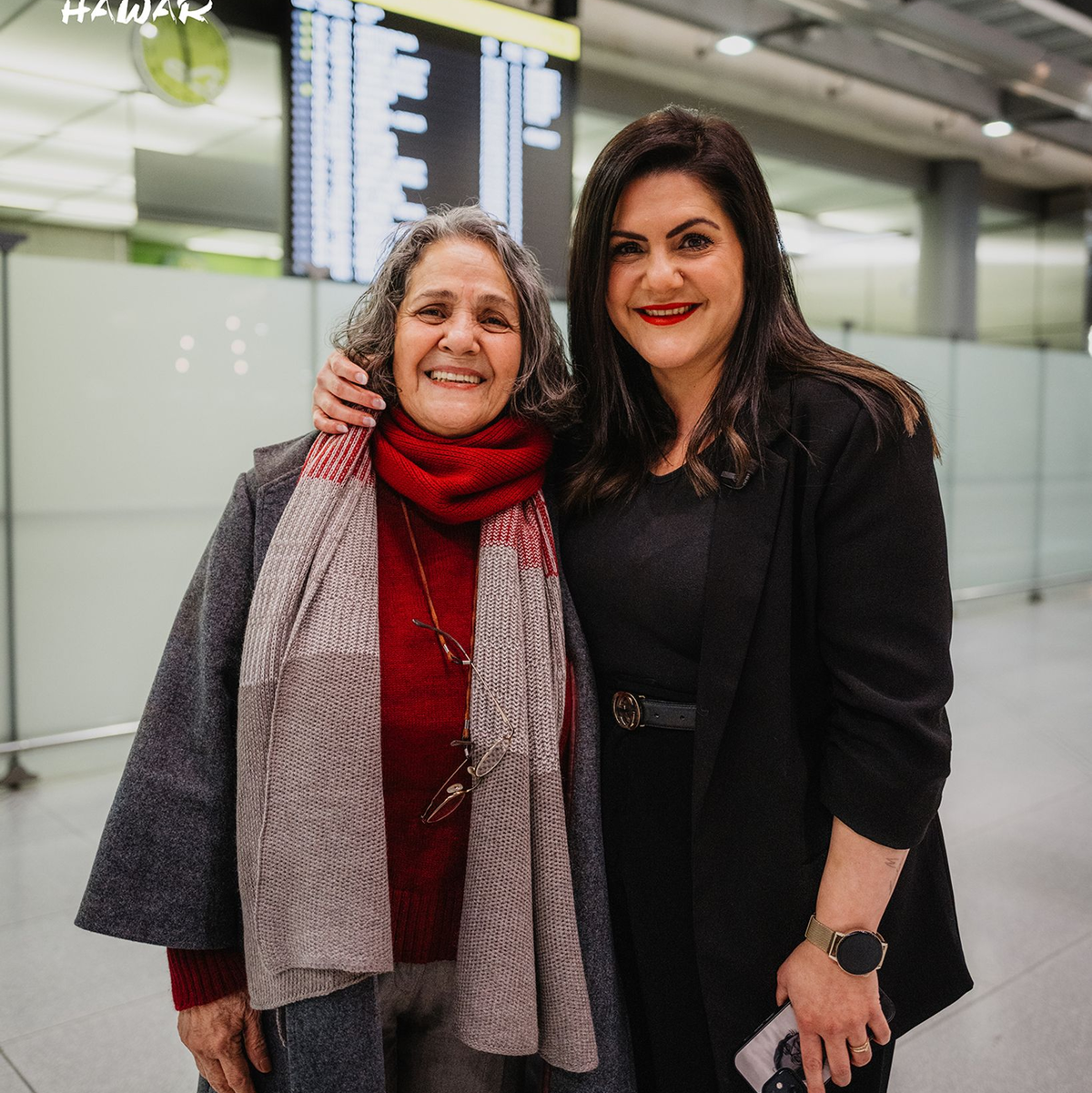 Taghavi wurde von ihrer Tocher Mariam Claren am Köln-Bonner-Flughafen empfangen. - Foto: --/HÁWAR.help /dpa