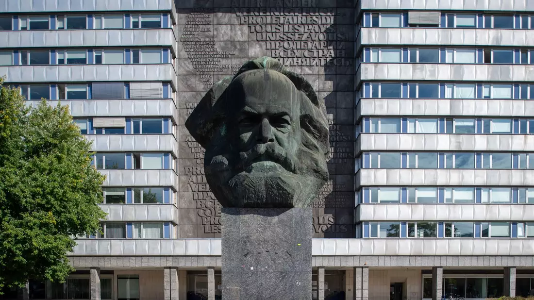 Markant ragt das Karl-Marx-Monument im Zentrum von Chemnitz empor. - Bild: Hendrik Schmidt/dpa-Zentralbild/dpa