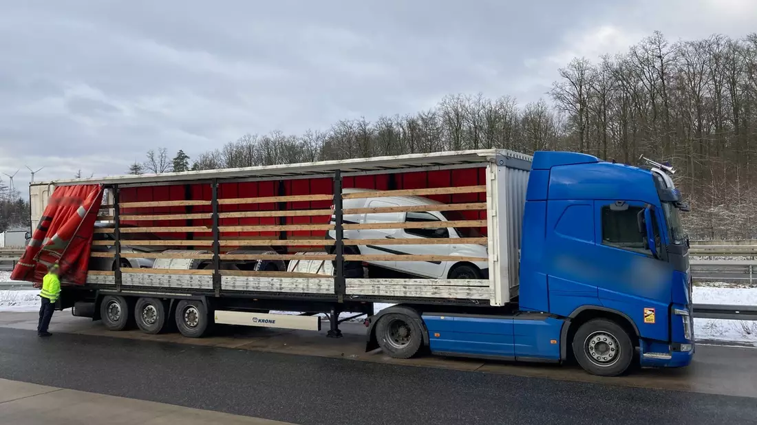 POL-OH: Polizeiautobahnstation Bad Hersfeld stoppt Lkw-Gespann auf der A 4 - Bild: presseportal.de