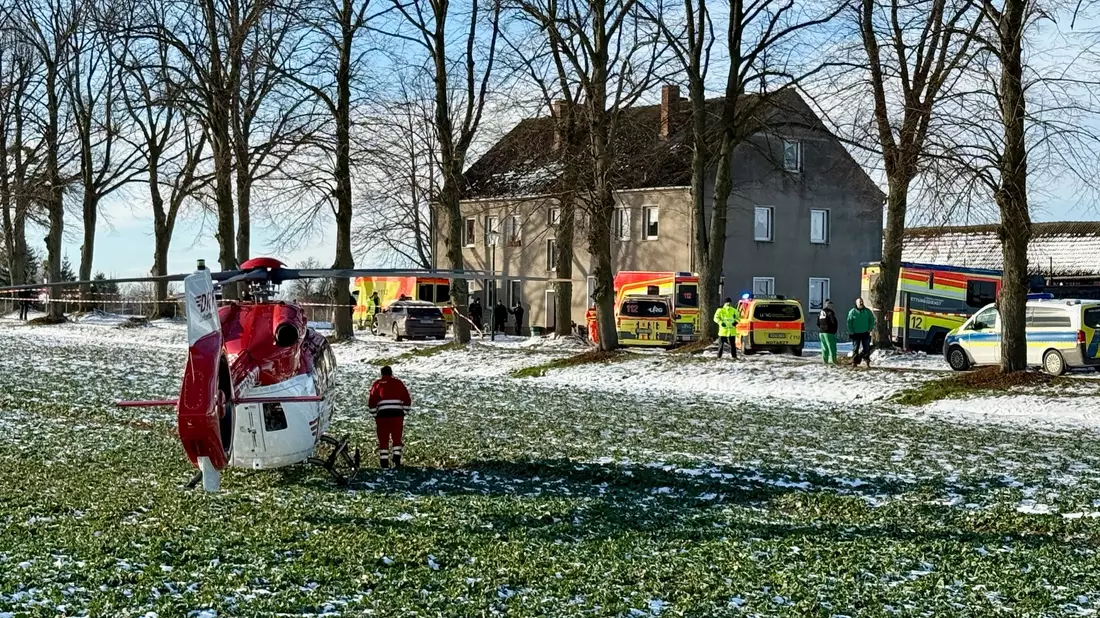 Großeinsatz von Polizei und Rettungskräften nach einem Gewaltverbrechen in Casekow im Nordosten Brandenburgs. - Bild: Oliver Voigt/Märkische Oderzeitung/dpa