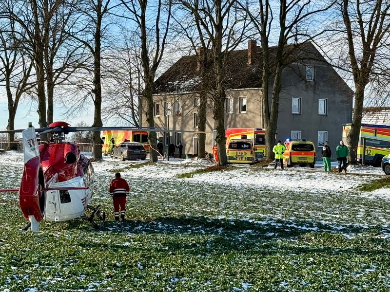Großeinsatz von Polizei und Rettungskräften nach einem Gewaltverbrechen in Casekow im Nordosten Brandenburgs. - Foto: Oliver Voigt/Märkische Oderzeitung/dpa