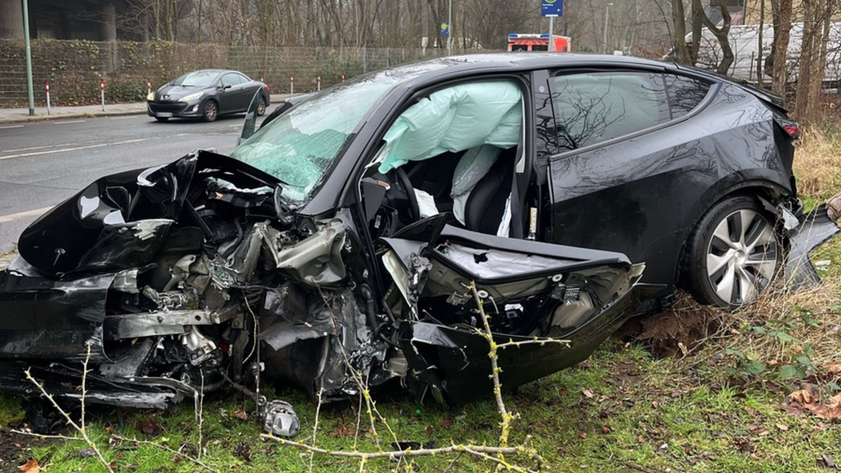 POL-DU: Beeck: Autofahrer hinterlässt Trümmerfeld - Foto: presseportal.de