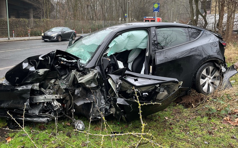 POL-DU: Beeck: Autofahrer hinterlässt Trümmerfeld - Foto: presseportal.de