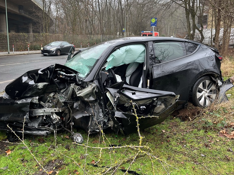 POL-DU: Beeck: Autofahrer hinterlässt Trümmerfeld - Foto: presseportal.de