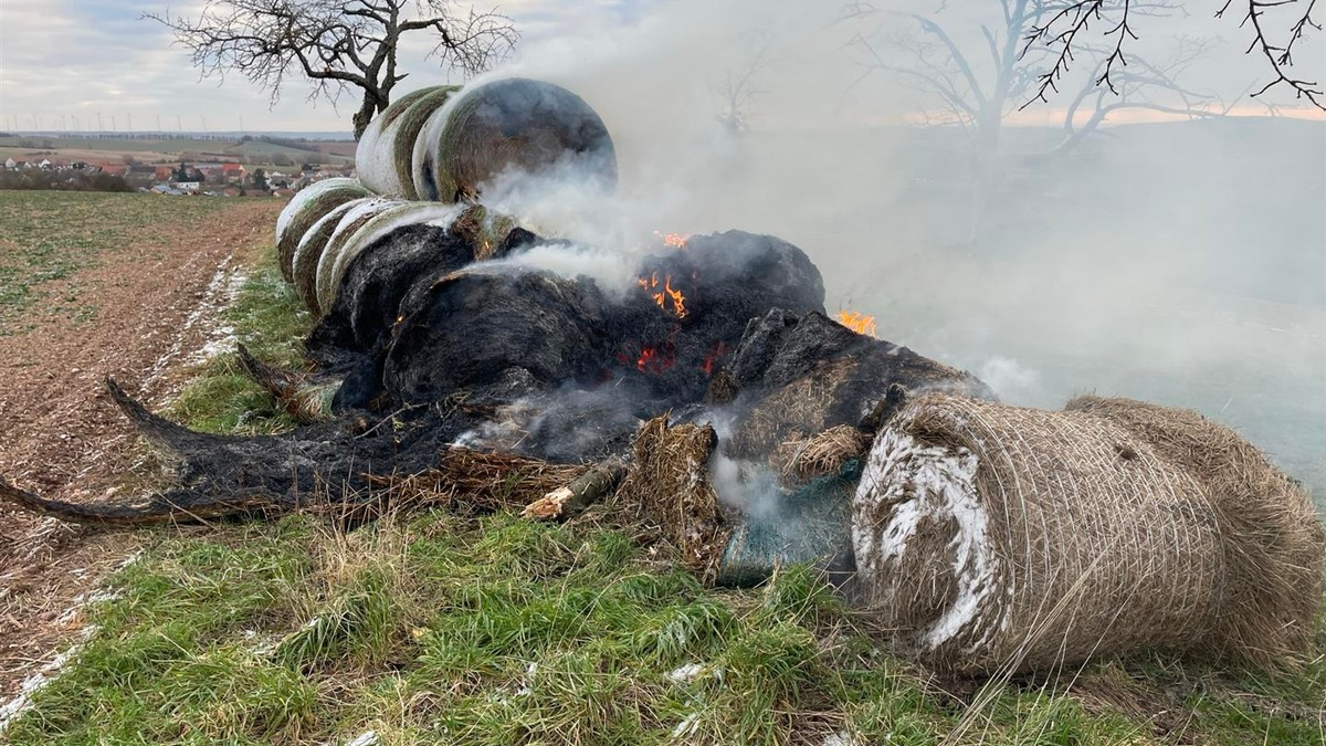 POL-PDKL: 23 Strohballen durch Feuer beschädigt - Foto: presseportal.de