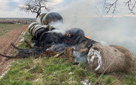 POL-PDKL: 23 Strohballen durch Feuer beschädigt - Foto: presseportal.de