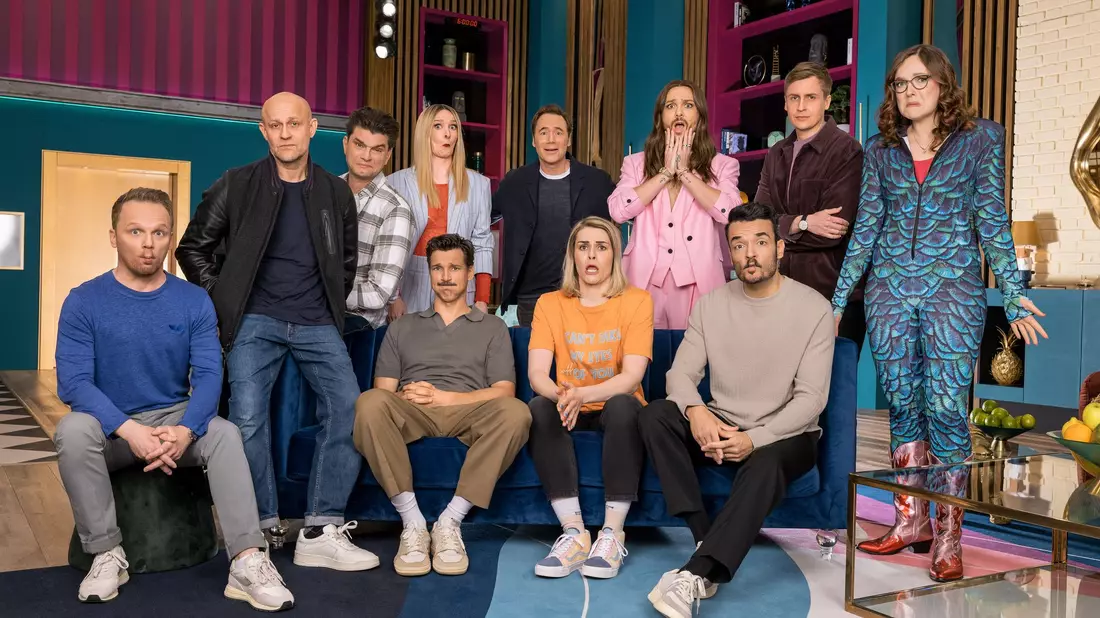 Ernste Mienen beim Cast der neuen «LOL»-Staffel. - Bild: ---/Agentur filmcontact/Prime Video/dpa