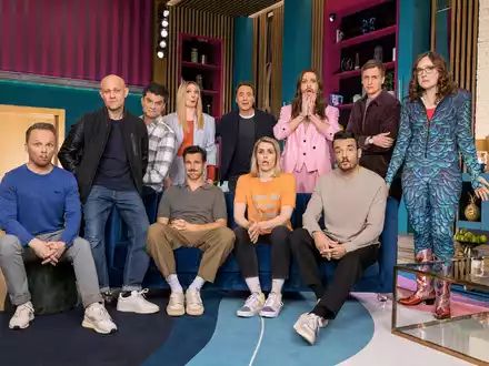 Ernste Mienen beim Cast der neuen «LOL»-Staffel. - Foto: ---/Agentur filmcontact/Prime Video/dpa