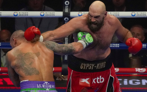 Tyson Fury (r) hat erneut seine Karriere beendet. - Foto: Frank Augstein/AP/dpa