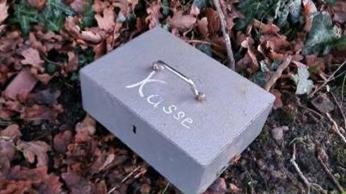 POL-WHV: Aufgefundene Geldkassette konnte zuordnet werden - Wer kann Hinweise zu dem Täter geben? - Foto: presseportal.de