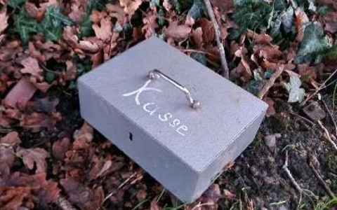 POL-WHV: Aufgefundene Geldkassette konnte zuordnet werden - Wer kann Hinweise zu dem Täter geben? - Foto: presseportal.de