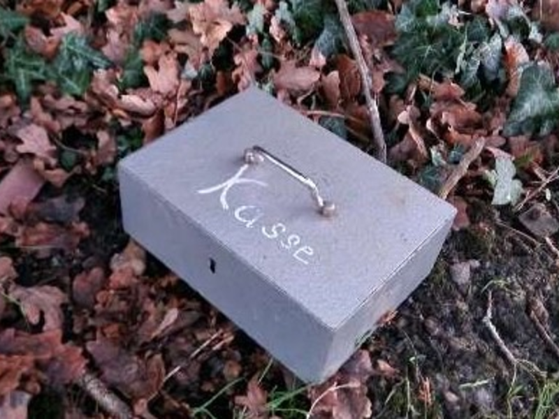 POL-WHV: Aufgefundene Geldkassette konnte zuordnet werden - Wer kann Hinweise zu dem Täter geben? - Foto: presseportal.de