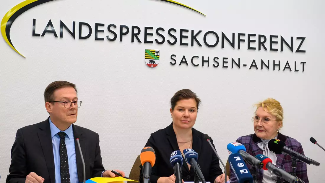 Sachsen-Anhalts Justizministerin (mitte): «Wir stehen mit der Hilfe erst am Anfang.»  - Bild: Klaus-Dietmar Gabbert/dpa