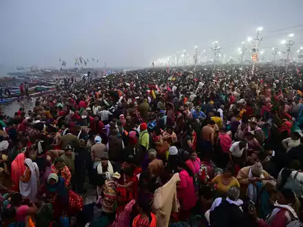 Im Zentrum stehen rituelle Waschungen. - Foto: Prabhat Kumar Verma/ZUMA Press Wire/dpa